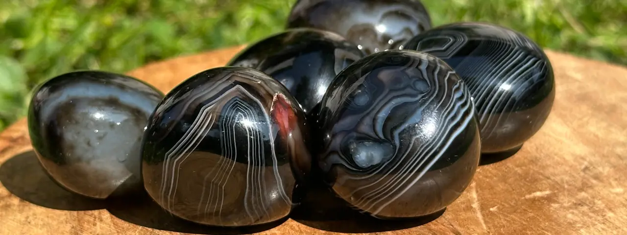 Agate oeil roulée sur un bloc de bois