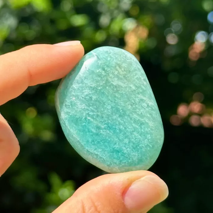 amazonite entre deux doigts
