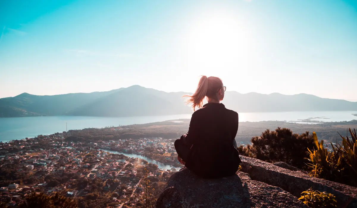 Jeune femme cultivant l'attention lente en haut d'une coline