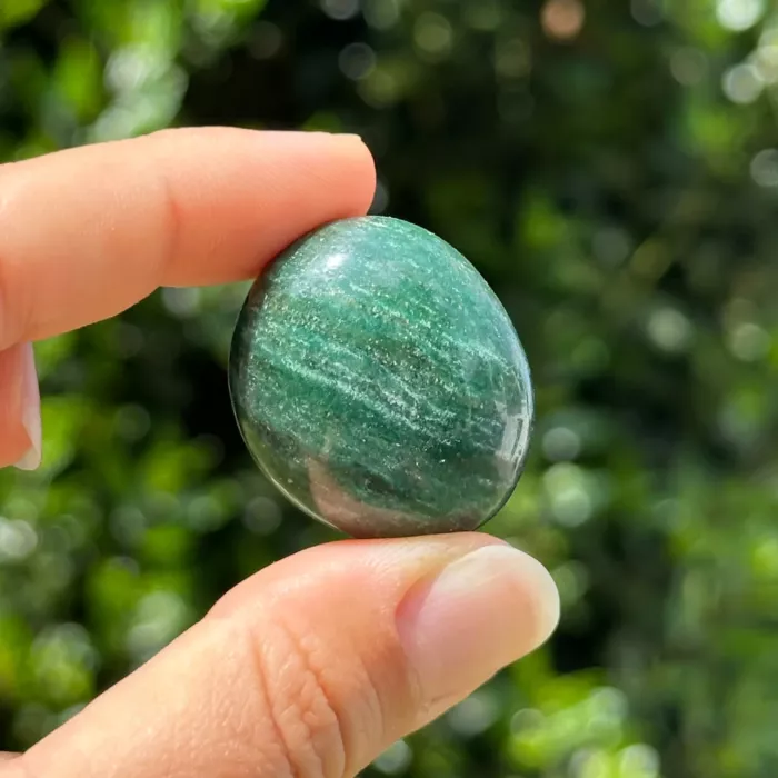 Aventurine verte entre les doigts