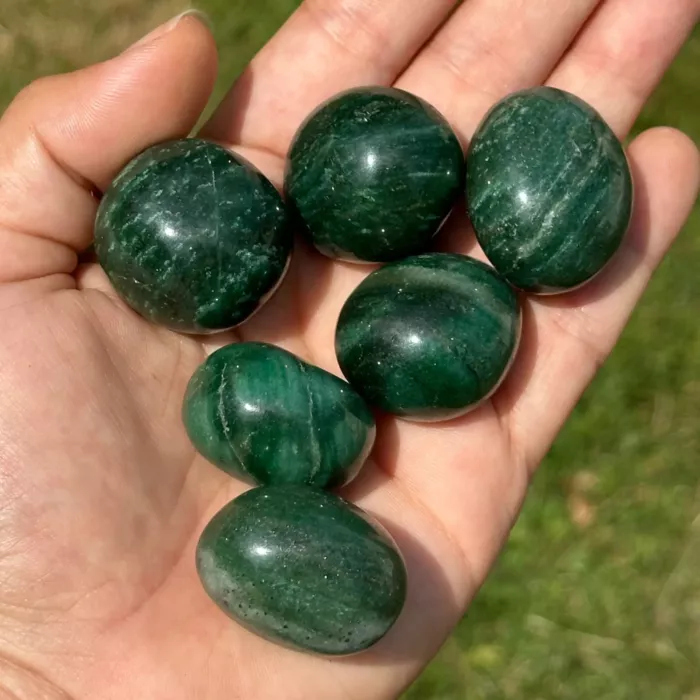 Aventurine verte dans la main