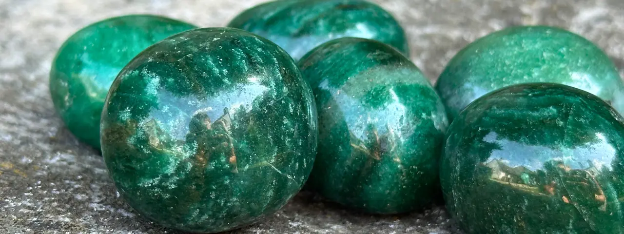 Aventurine verte sur un bloc de pierre