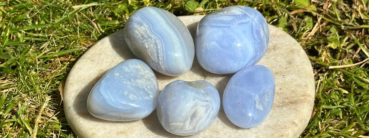 Calcédoine bleue roulée sur une plaque