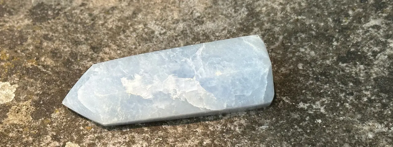 Calcite bleue pointe polie, en gros plan