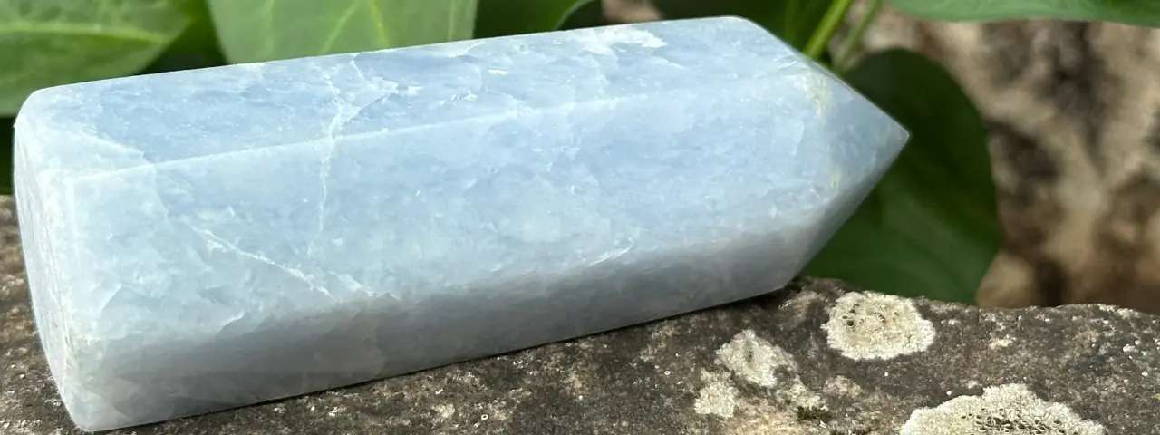 Calcite bleue pointe polie sur un rocher, en gros plan