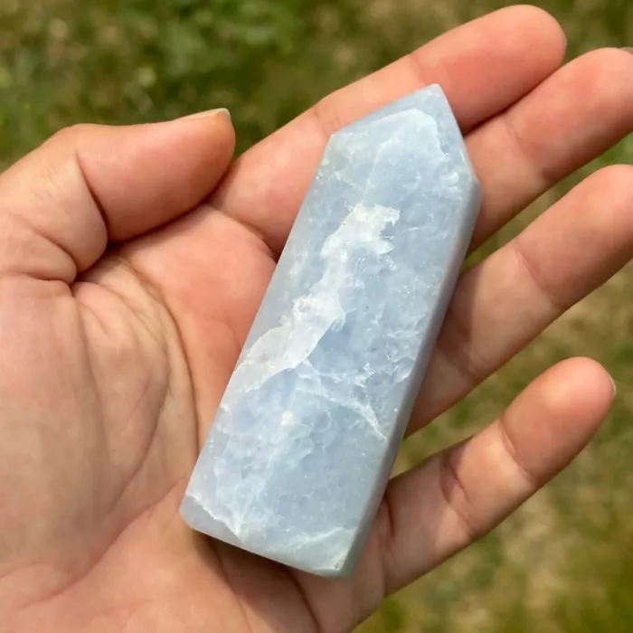 Calcite bleue pointe polie dans la main