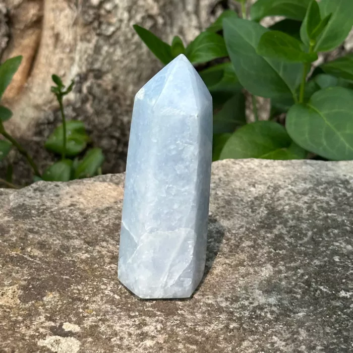 Calcite bleue pointe polie sur un rocher