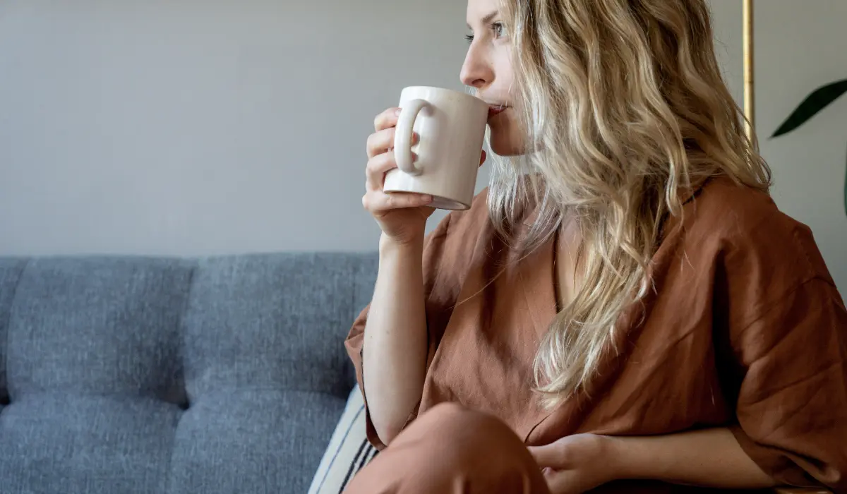 Jeune femme buvant un thé