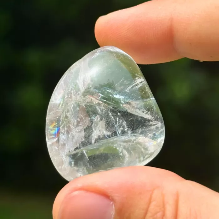 Cristal de roche tenu entre les doigts