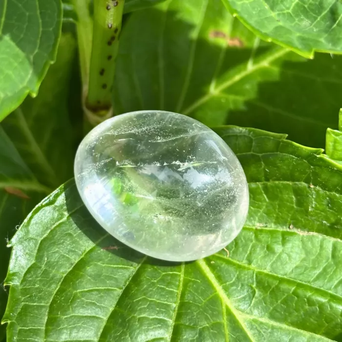 Cristal de roche sur une feuille en gros plan