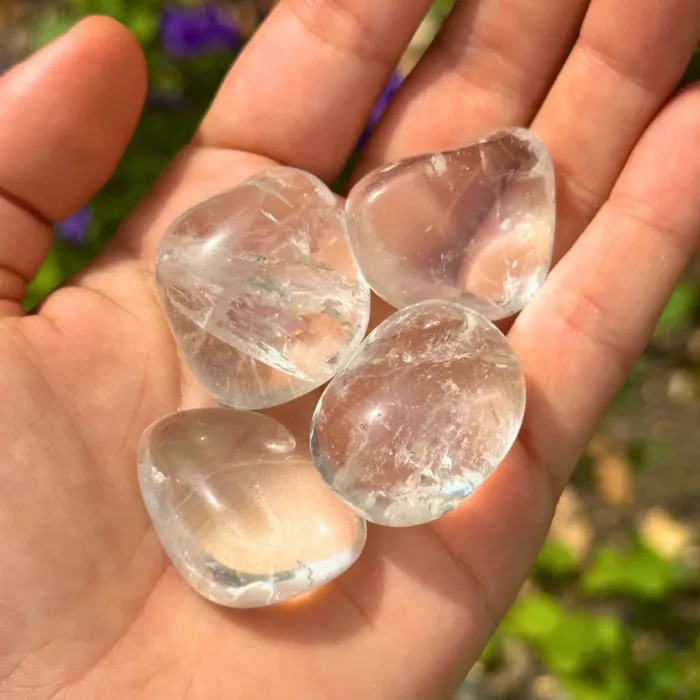 Cristal de roche tenu dans la main