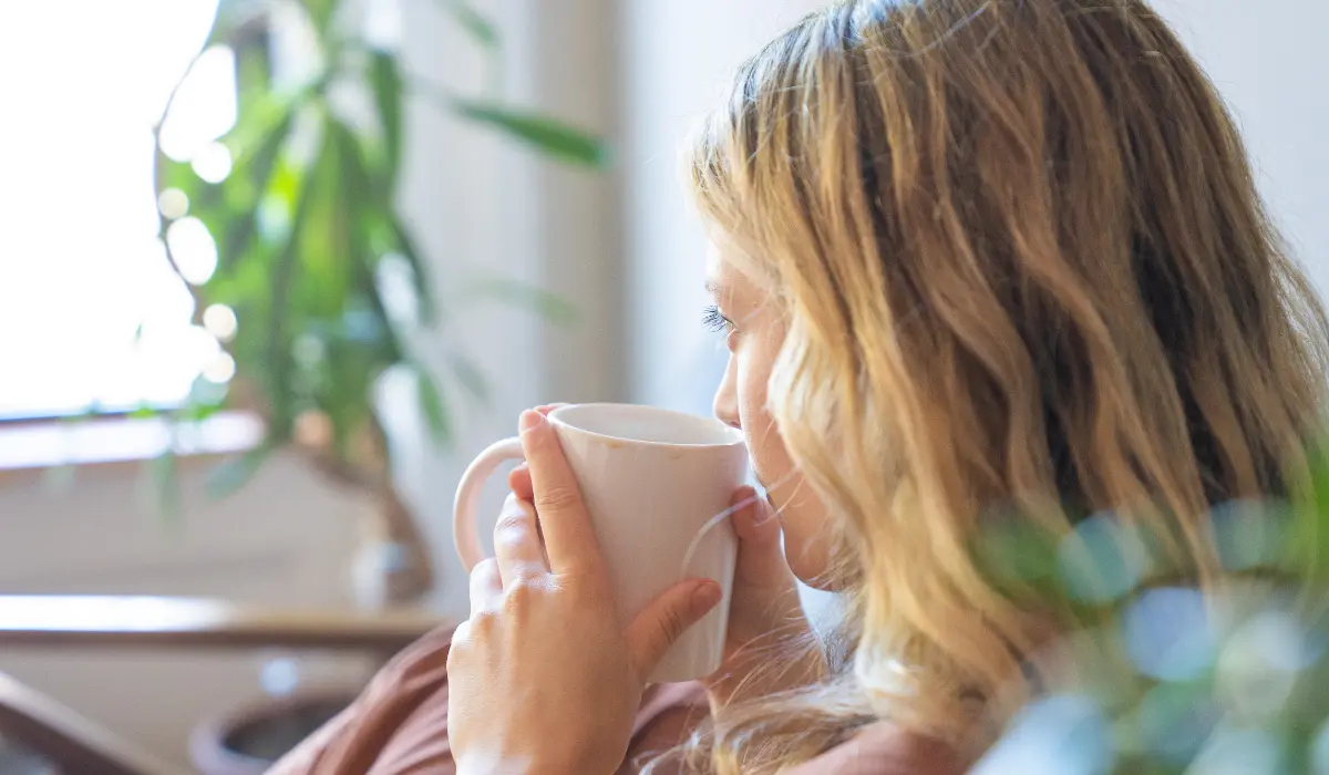 Jeune femme qui s'écoute avant d'agir