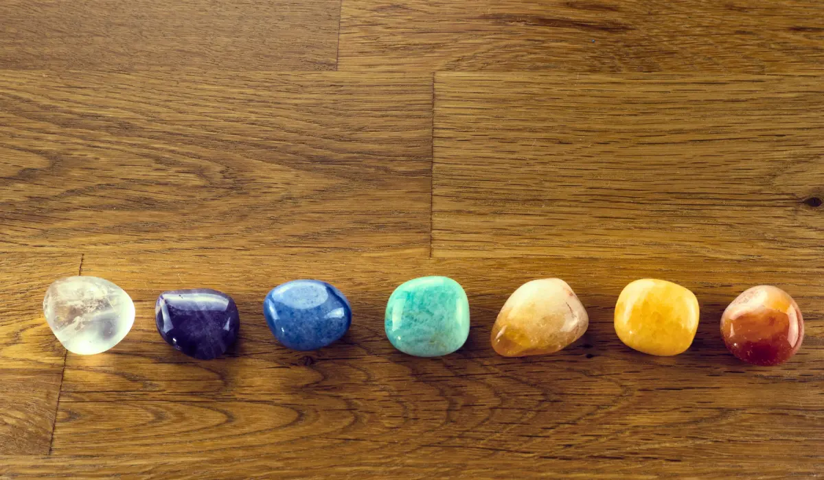 Sept pierres de couleurs pour représenter les différents élements