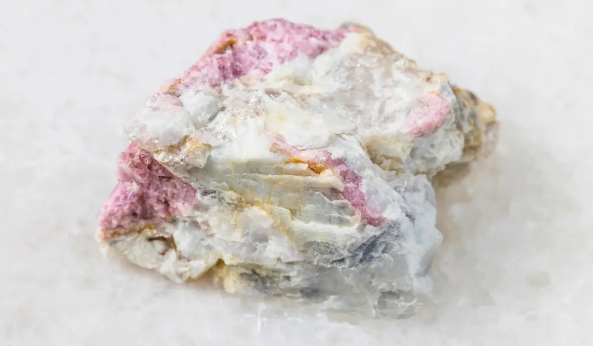 De la tourmaline, un feldspaths