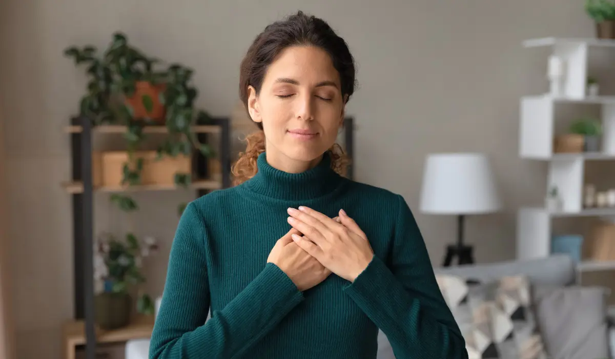 Femme accueillant ses émotions
