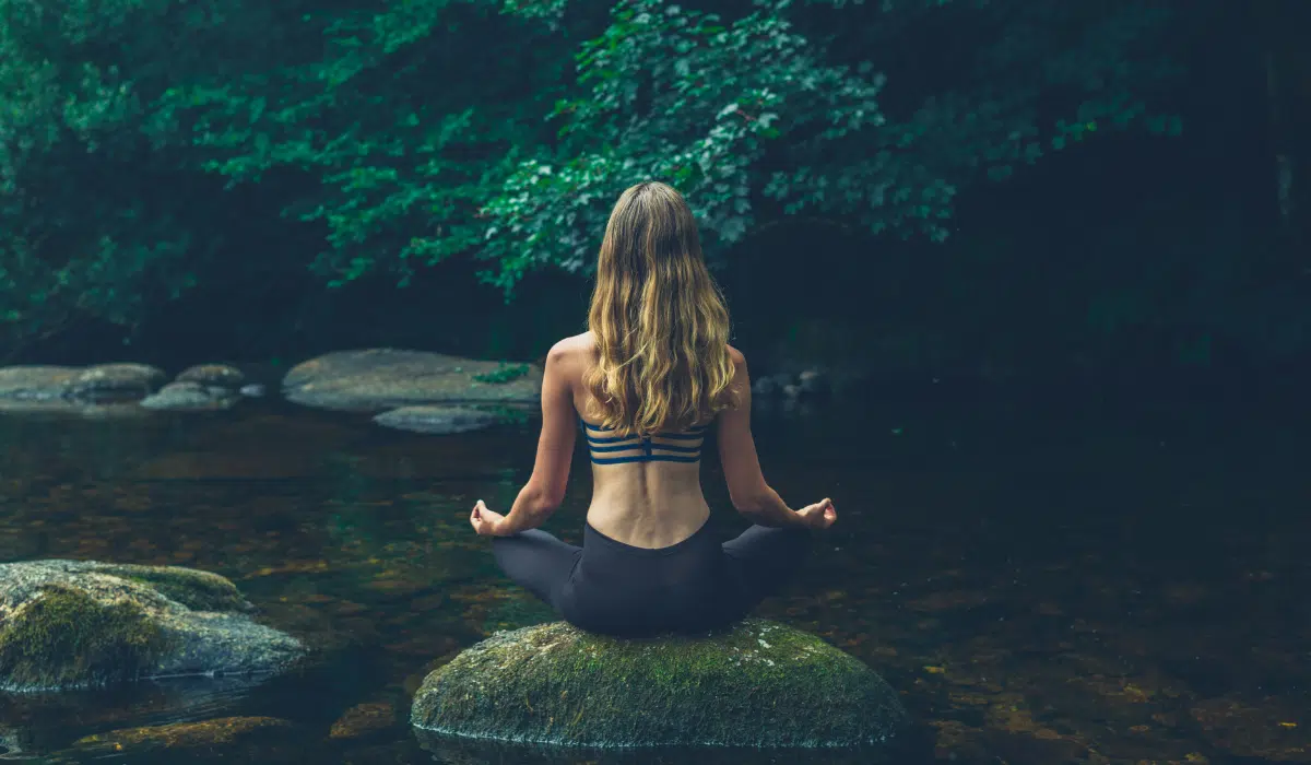 Méditation au bord d'un cours d'eau