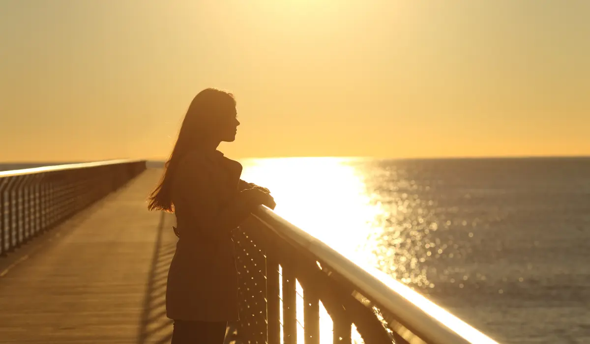 Jeune femme face à la mer pour illustrer l'incertitude