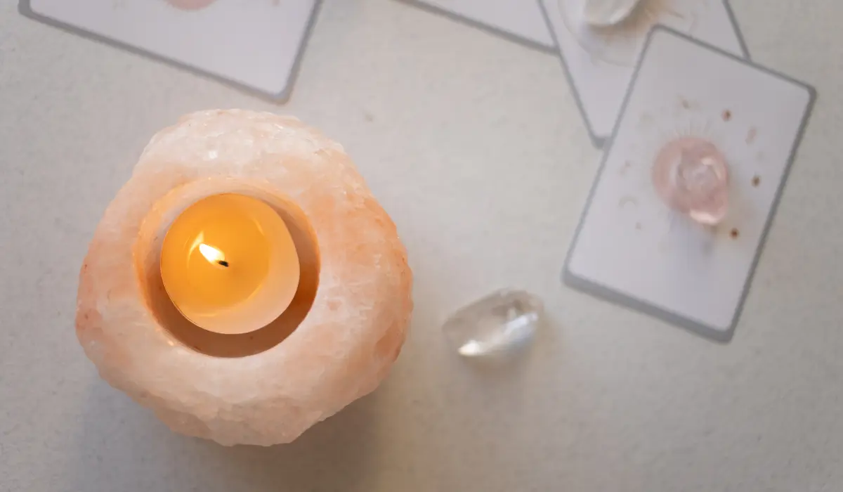 Bougie et cristal de roche, représentant l'intention