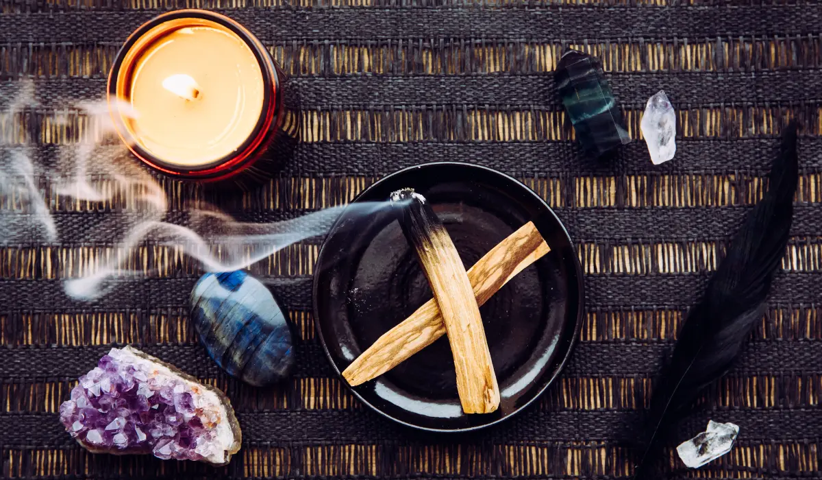Table avec palo santo, labradorite et amethyste