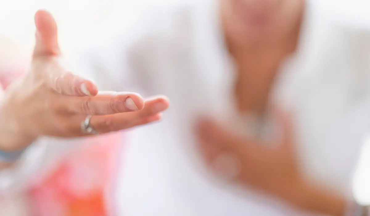 Main vers l'objectif, pour illustrer l'intuition