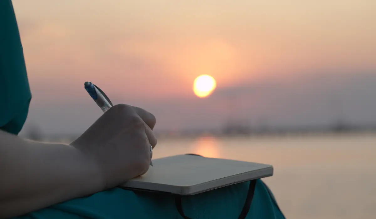 Ecrire un journal de bord émotionnel au coucher de soleil