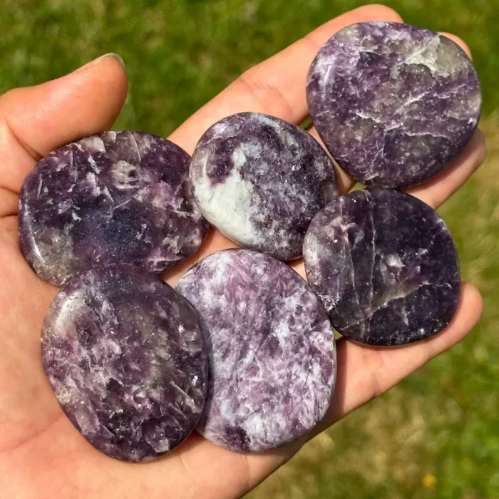 Lépidolite tenu dans la main