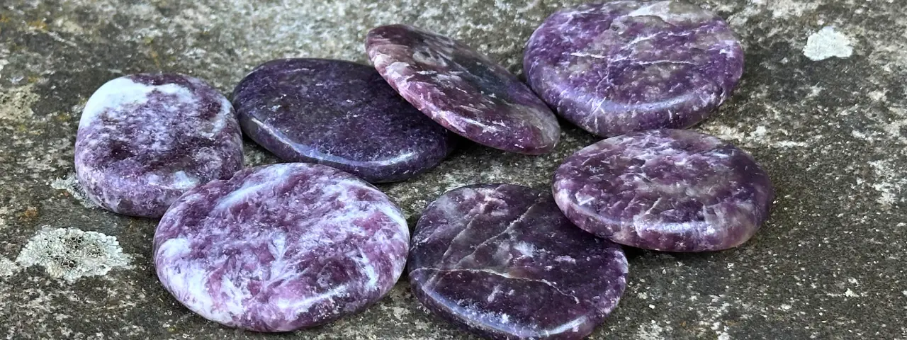 Lépidolite sur un bloc de pierre