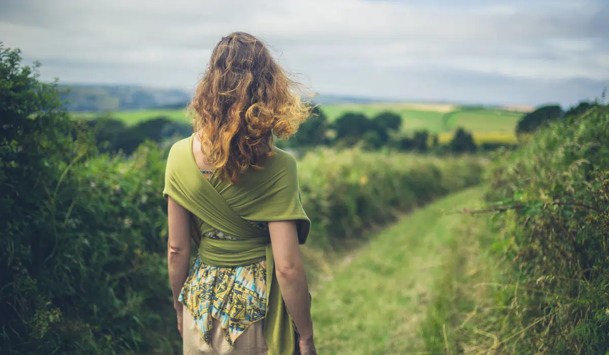 Marcher pour méditer dans la campagne