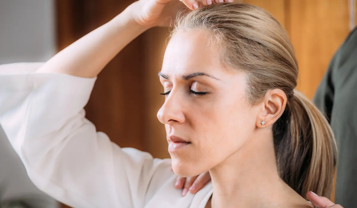 Jeune femme intégrant les vibrations de 777