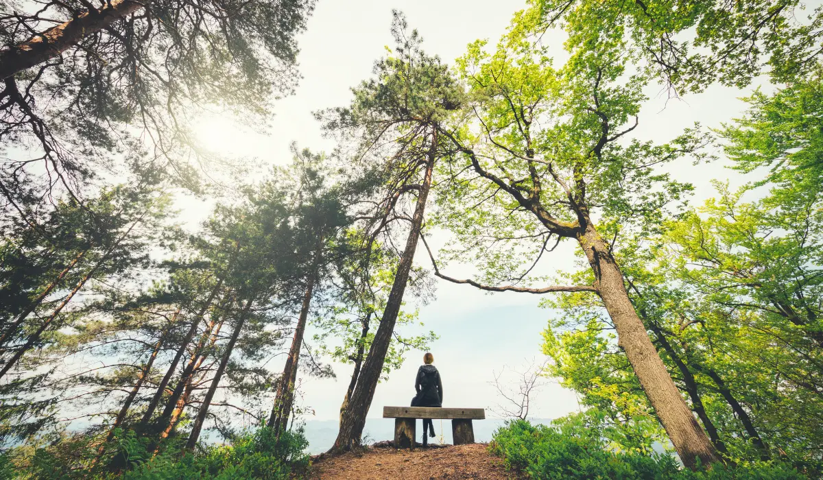 Jeune femme assise sur un banc, dans ses pensées