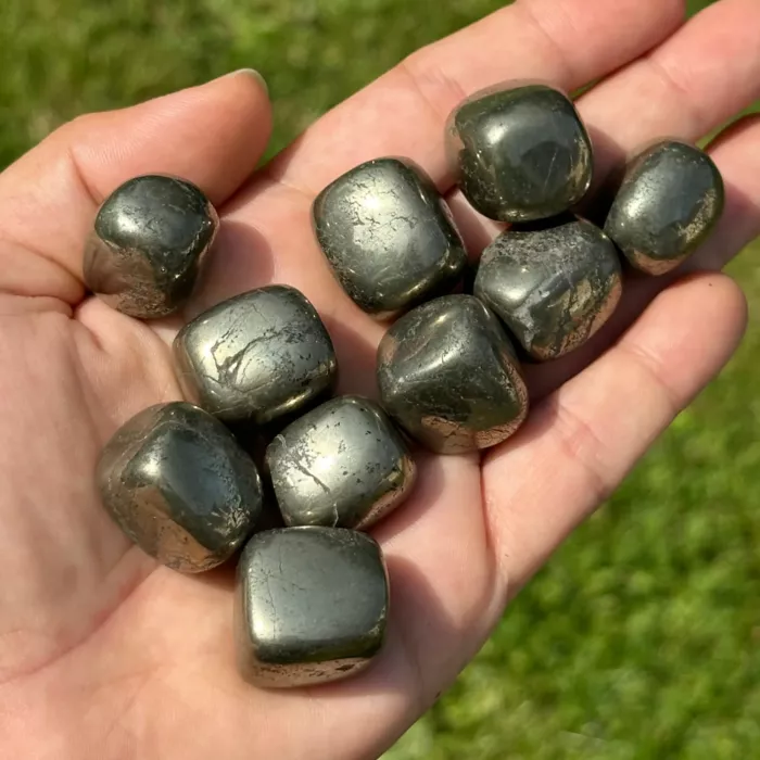 Pyrite cubique dans la main