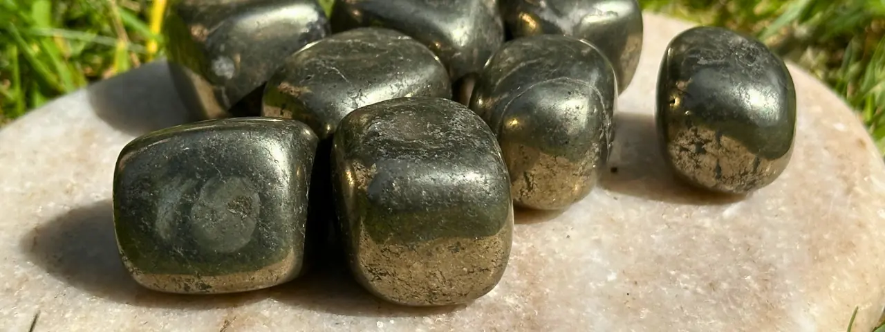 Pyrite cubique sur une plaque