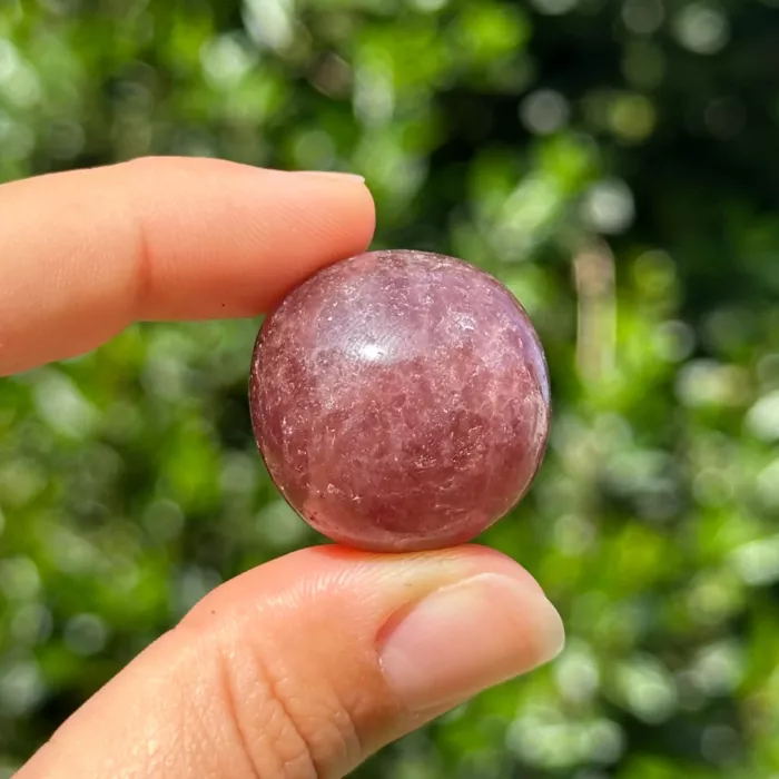 Quartz fraise entre les doigts