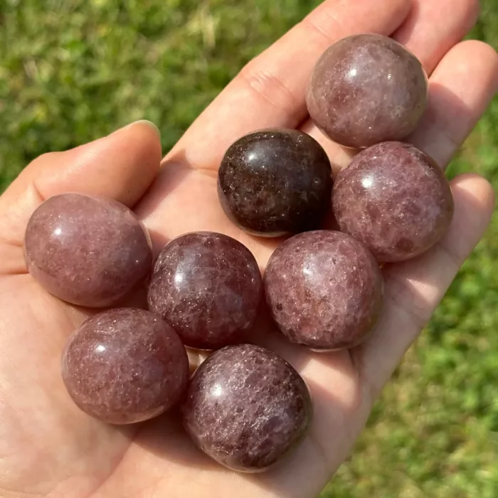 Quartz fraise dans la main