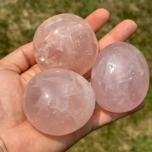 Quartz rose galet dans la main