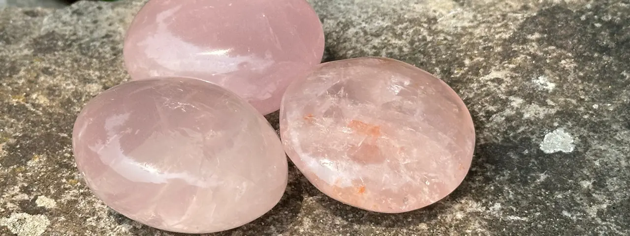 Quartz rose galet sur une pierre