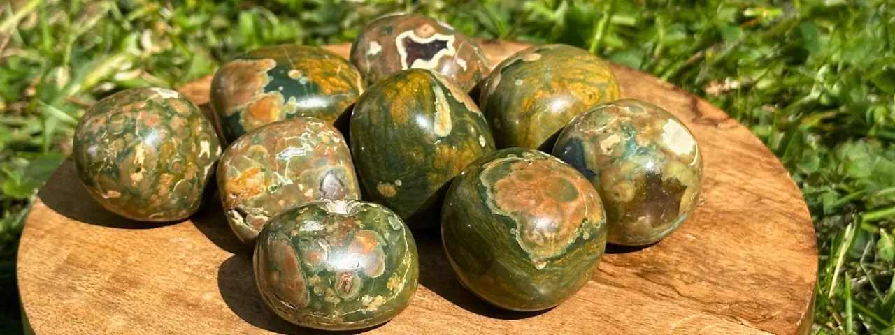 Rhyolite sur une plaque de bois