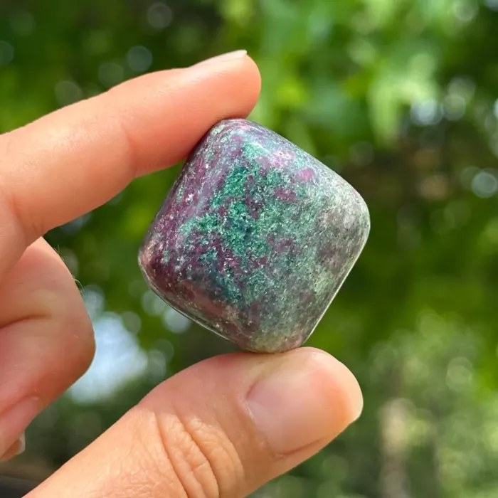 Rubis fuchsite et cyanite entre les doigts