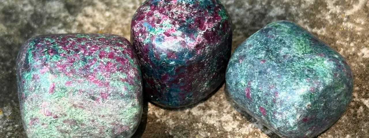 Rubis fuchsite et cyanite sur un rocher