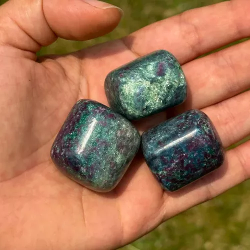 Rubis fuchsite et cyanite dans la main