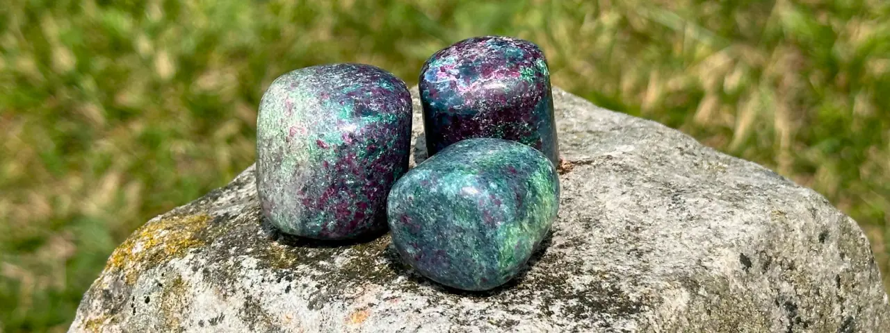 Rubis fuchsite et cyanite sur une pierre