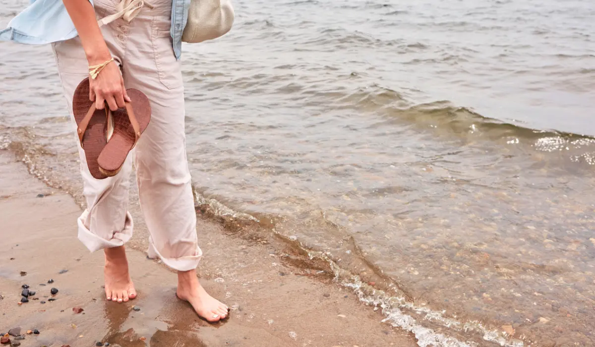 Pieds nus dans le sable humide