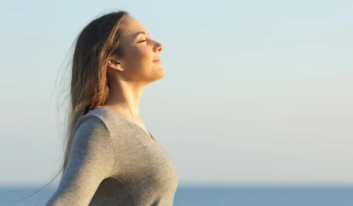 Jeune femme expérimantant les bienfaits du souffle et de la respiration profonde