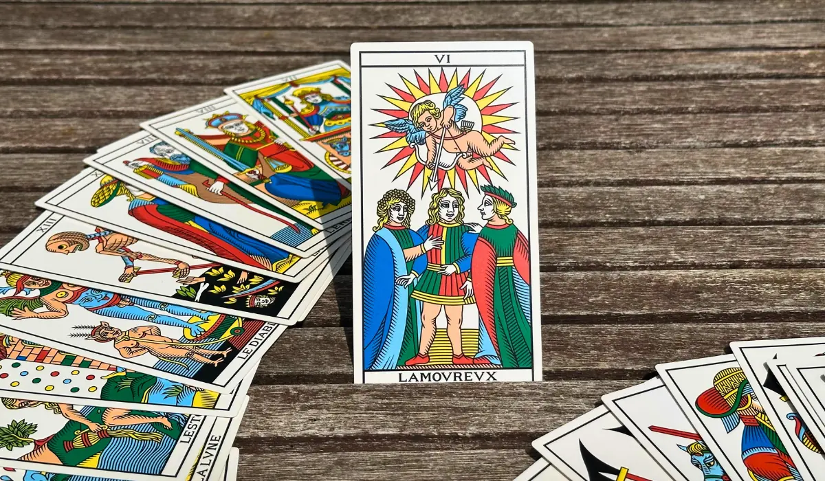 L'arcane de l'Amoureux du Tarot de Marseille, posé sur une table