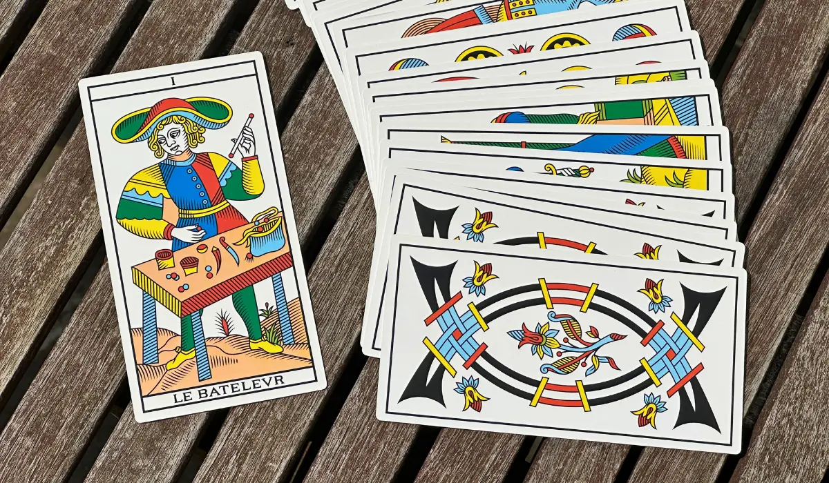 Le Bateleur, arcane du Tarot de Marseille, au côté des autres arcanes
