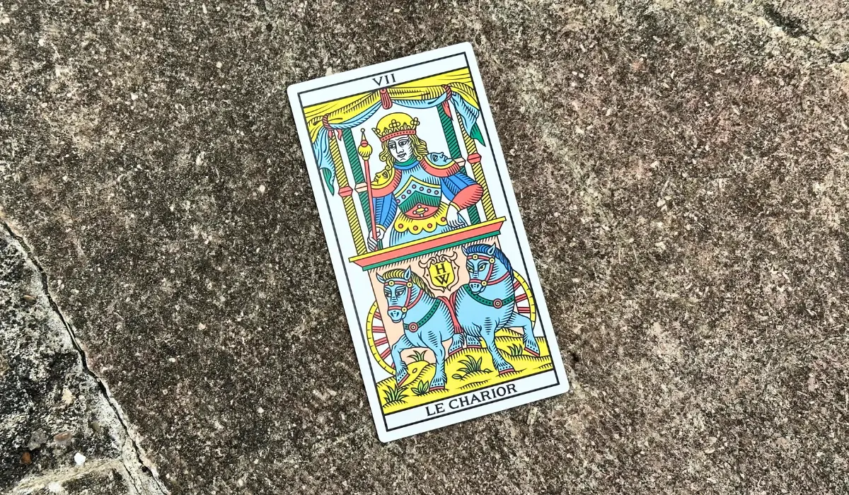 L'arcane du Chariot posé sur un sol en pierre