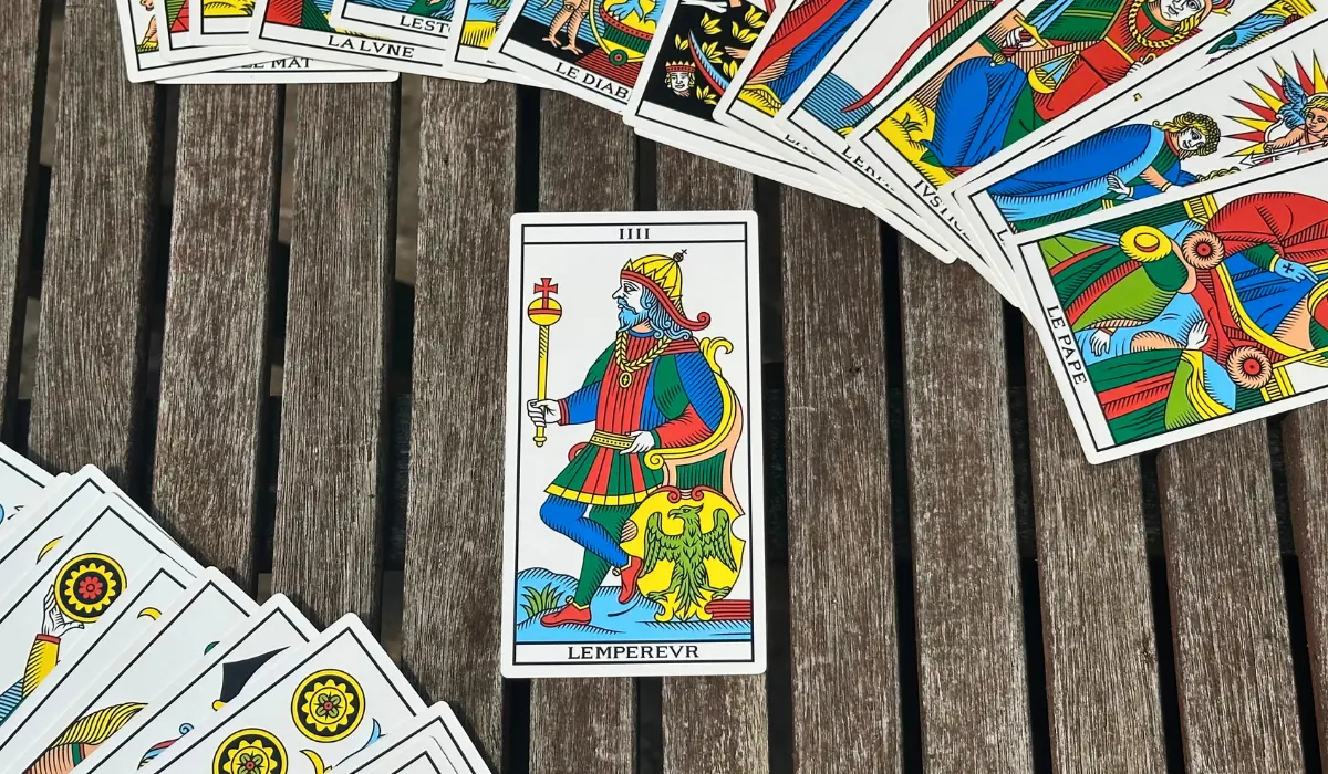 Arcane de l'Empereur posé sur une table