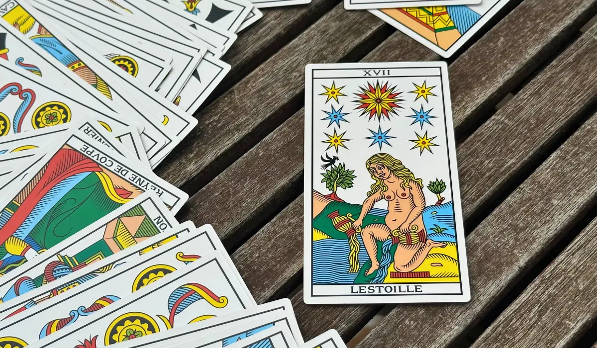 L'arcane de l'étoile, sur une table en bois