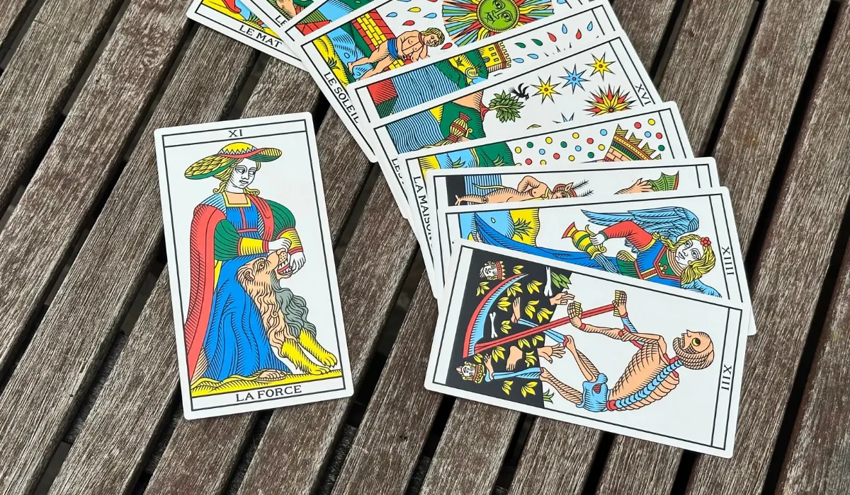 L'arcane de la force posé sur une table