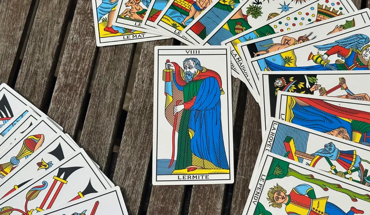 Arcane de l'Hermite posé sur une table